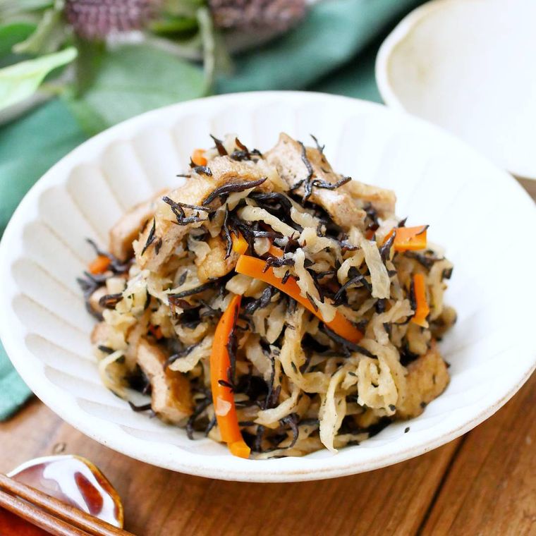 白い小鉢に盛りつけられたひじきと切り干し大根、にんじんの煮物