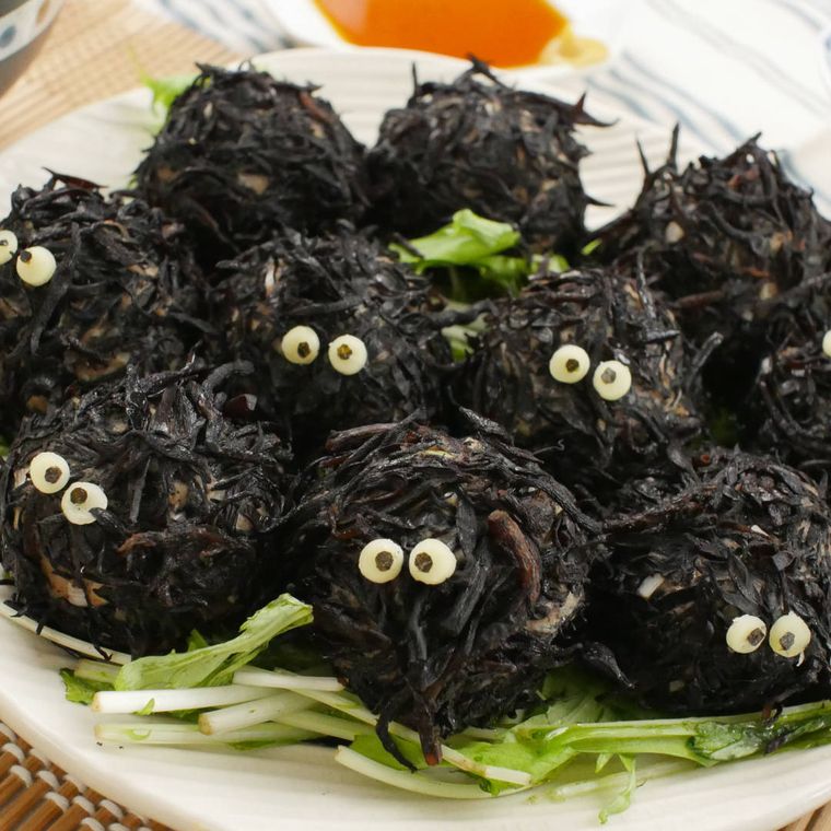 白い皿に盛られたひじきのまっくろくろすけシュウマイ