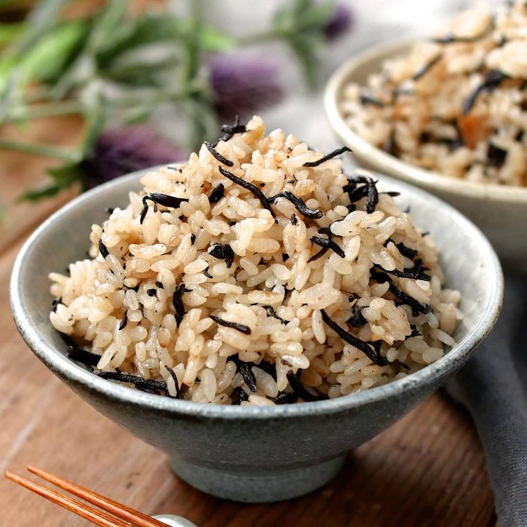 模様入りの茶碗に盛りつけられた梅干しとひじきの炊き込みごはん