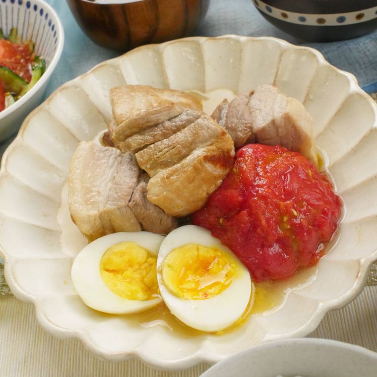 皿に盛られたまるごとトマトのとろとろ塩豚角煮
