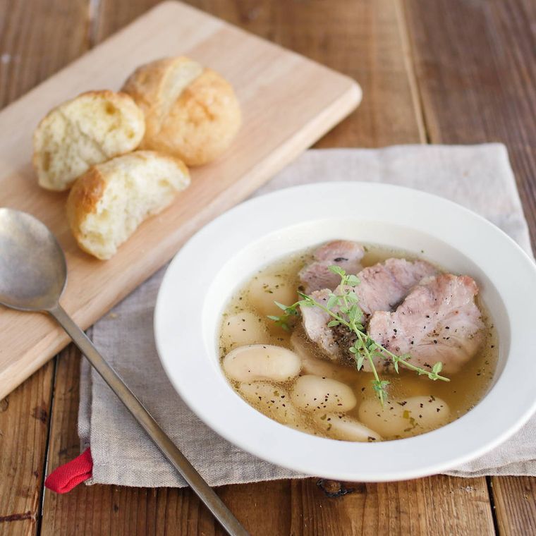 器に盛られたジューシー塩豚と豆のスープ