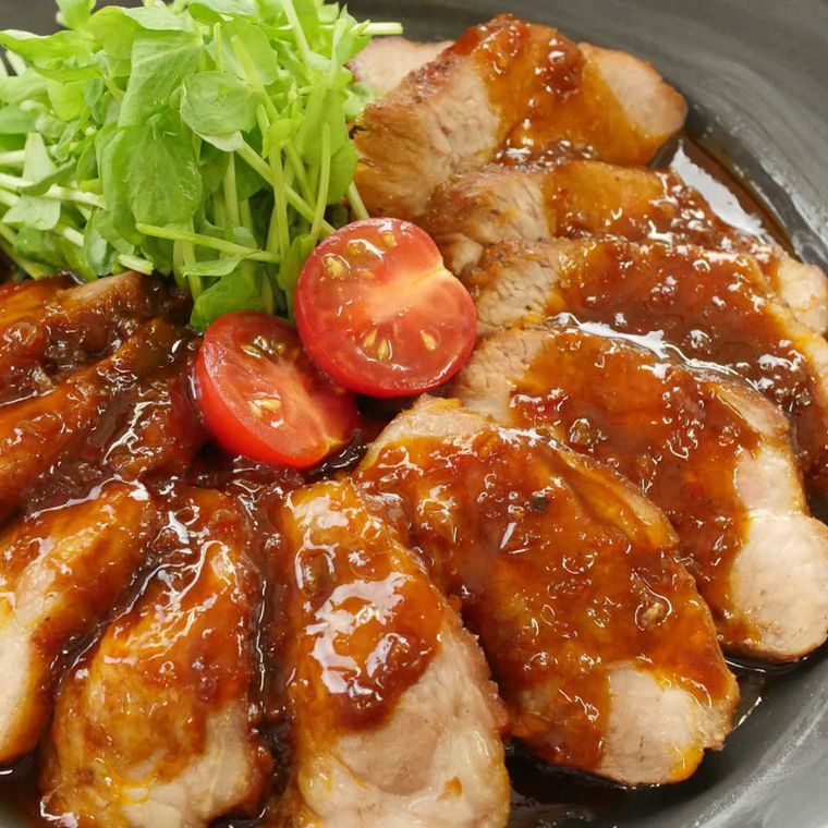 皿に盛られたワンパン辛うま麻婆風チャーシュー