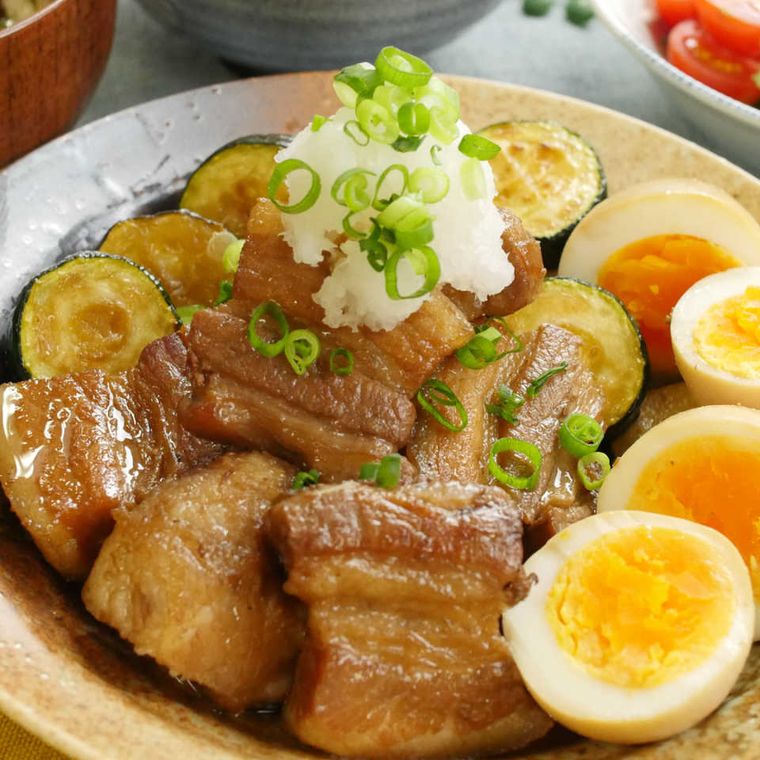 皿に盛られた厚切り豚バラ肉とズッキーニのポン酢煮
