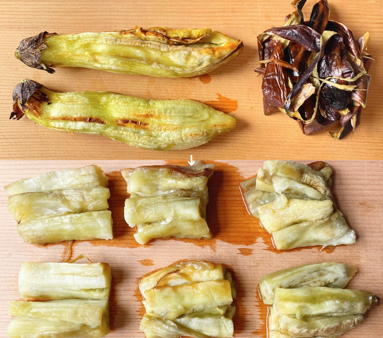 焼きなすの皮をむいてカットした様子