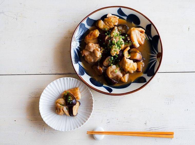 模様のある皿に盛られた鶏肉となすの甘酢炒め