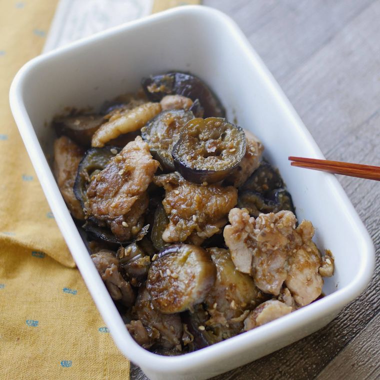 四角の白い保存容器に入ったなすと鶏もも肉のおかか炒め