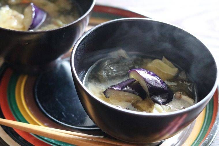 黒色の椀に盛られた揚げなすのみそ汁