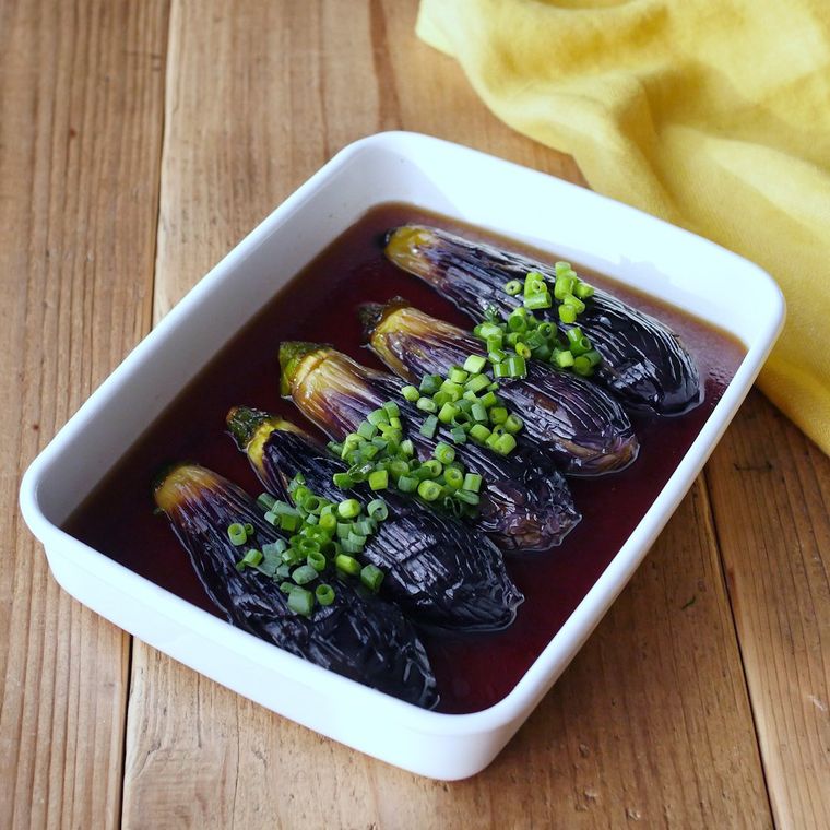 四角の白い保存容器に入った丸ごとなすの揚げびたし