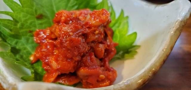 ベージュの皿にチャンジャがのっている様子