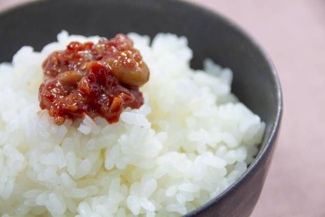 ご飯にチャンジャをのせた様子