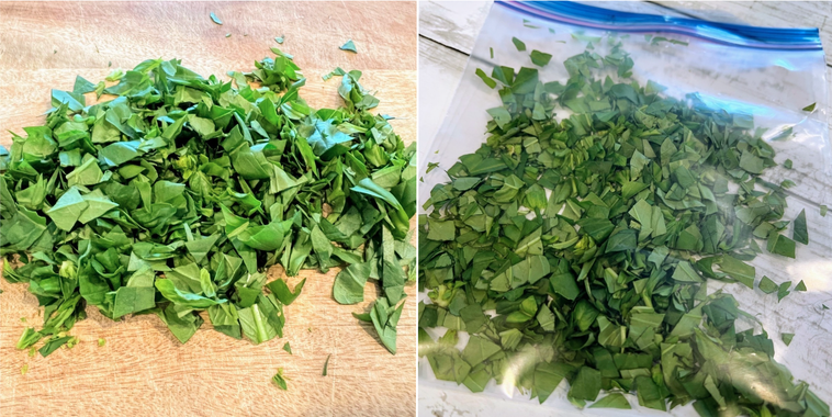 刻んだバジルの葉をフリーザーバッグに入れたもの