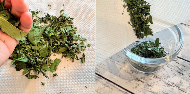 乾燥させたバジルを容器に入れている様子