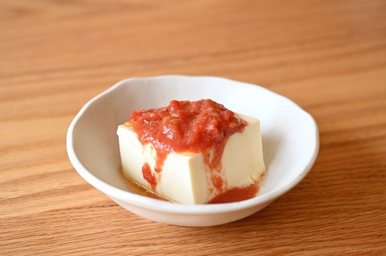 トマトソースをかけた湯豆腐