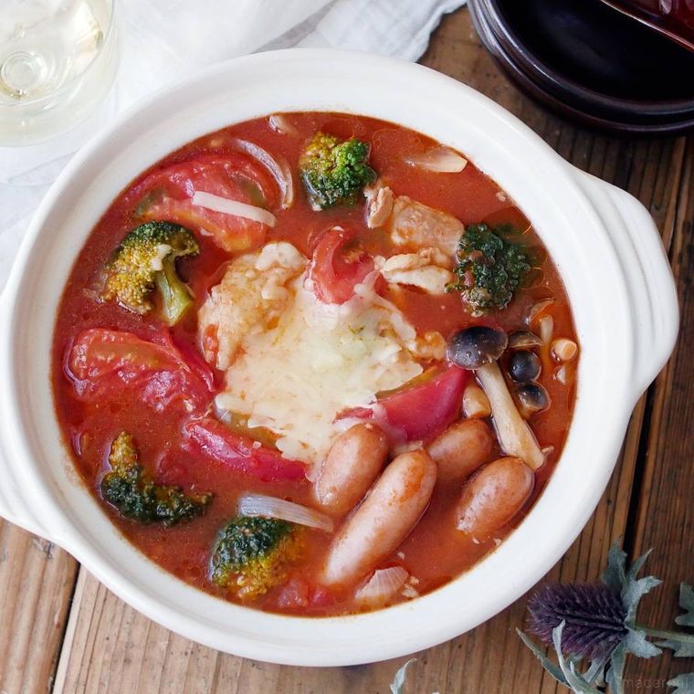 白い土鍋で作られたトマト鍋