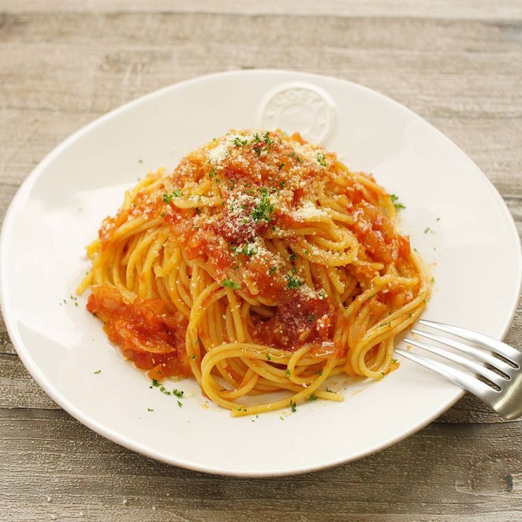 白いお皿に盛られたトマトパスタ