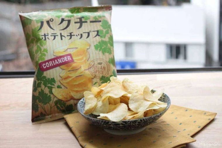 パクチーポテトチップスのパッケージと中身