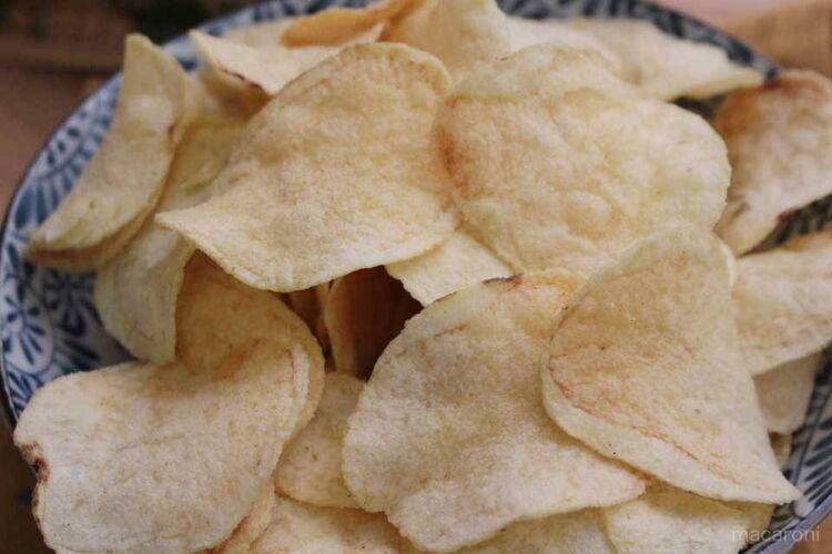 皿に盛り付けたパクチーポテトチップス