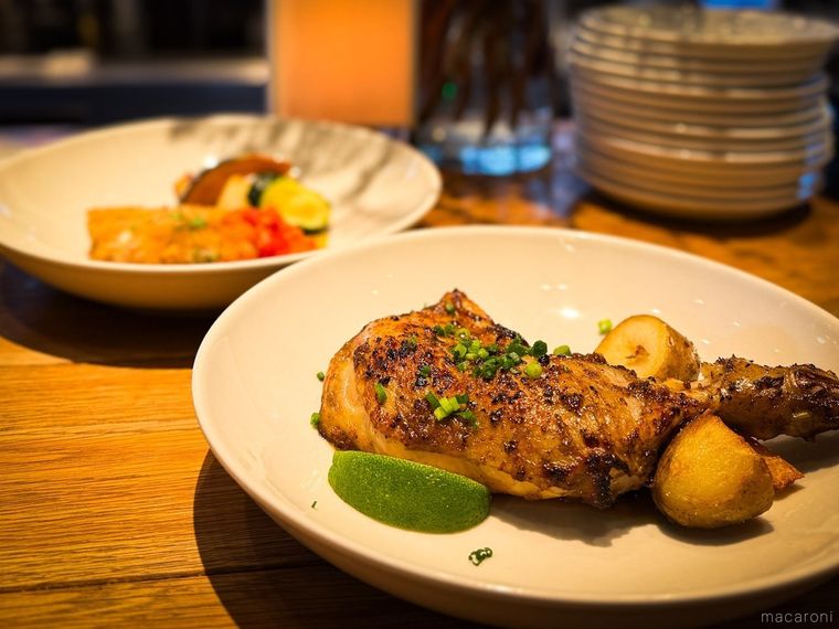 お皿に盛られたスパイシーローストチキン