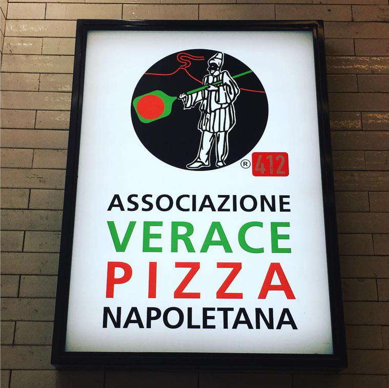 ピッツェリア カポリの看板