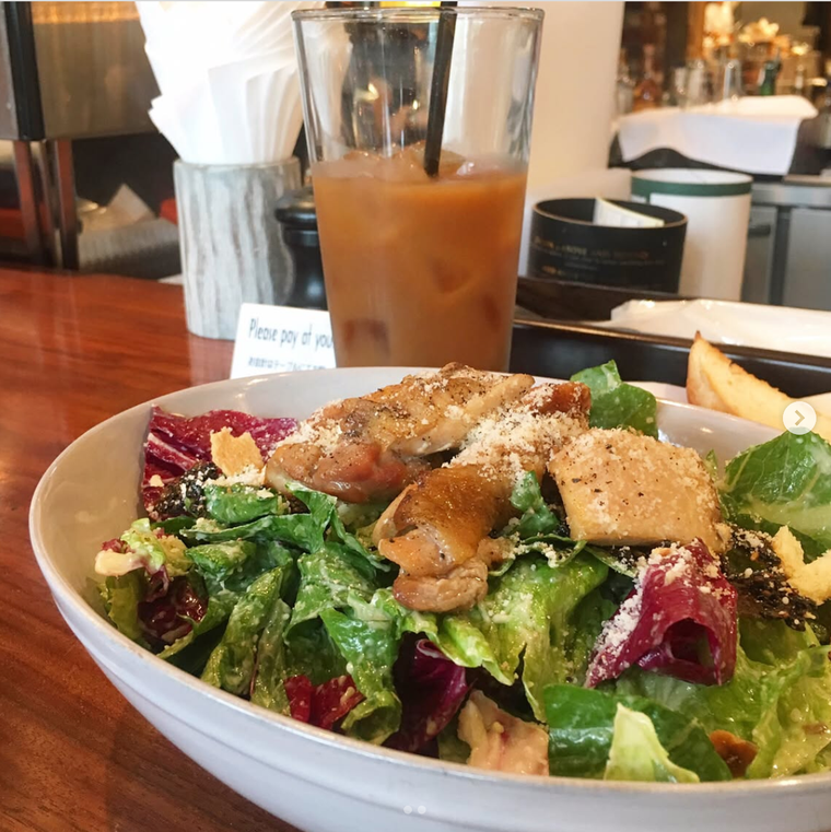 お皿に盛られた今週のメインディッシュ・サラダランチ