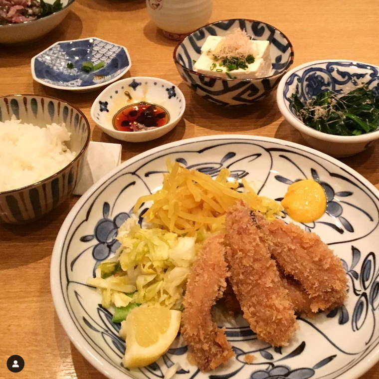 テーブルに並んだいわしフライ定食