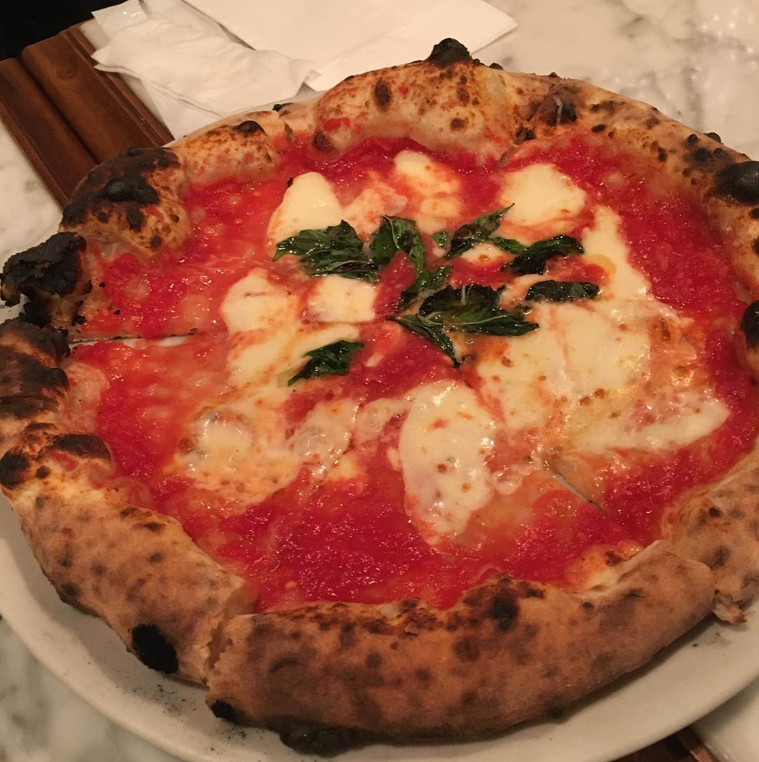 お皿に盛られたナポリピッツァ