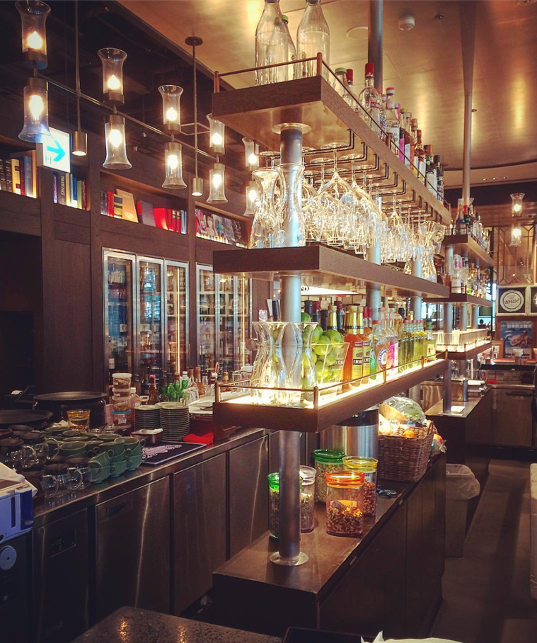 タヴァンオンエスの内観