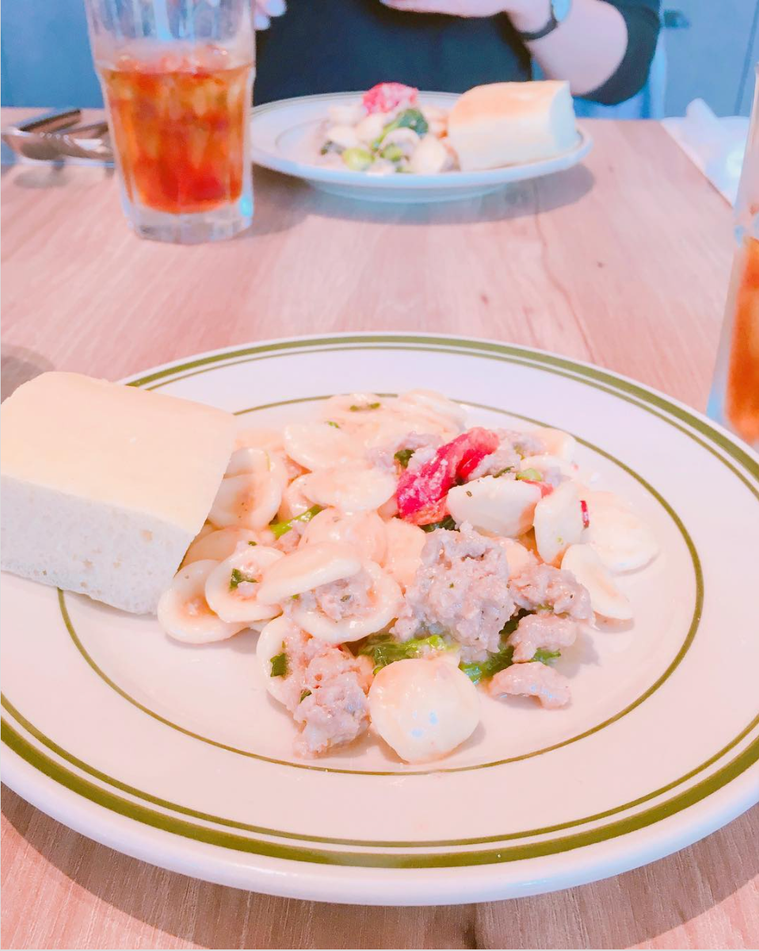 お皿に並んだパスタ