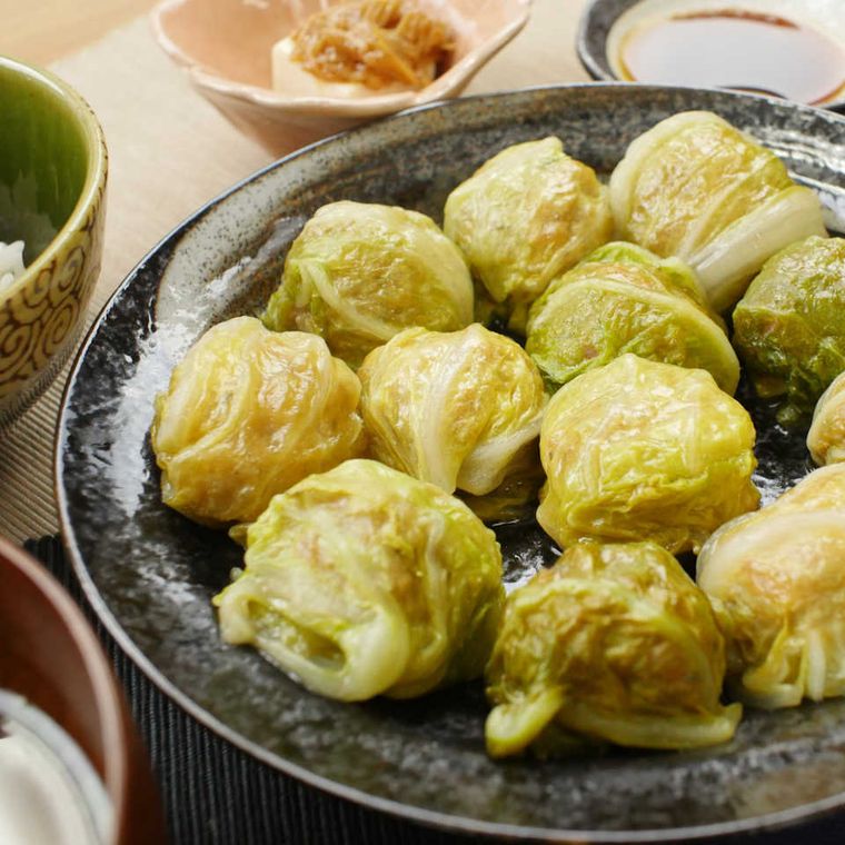 黒い皿に並べて盛られた、白菜えびシュウマイ