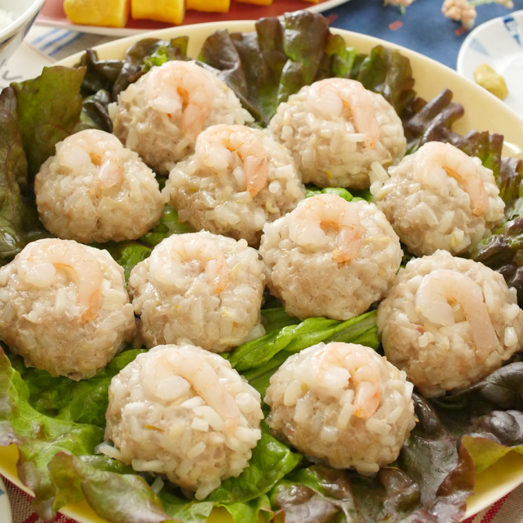 サニーレタスを敷いて盛られた、もやしシュウマイ