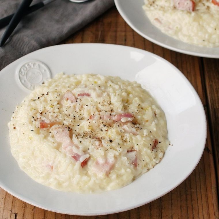 白い丸皿に濃厚スライスチーズリゾットが盛られている