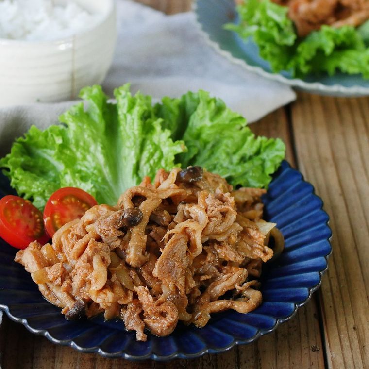 青い皿にのった、豚こま肉と玉ねぎのポークチャップ