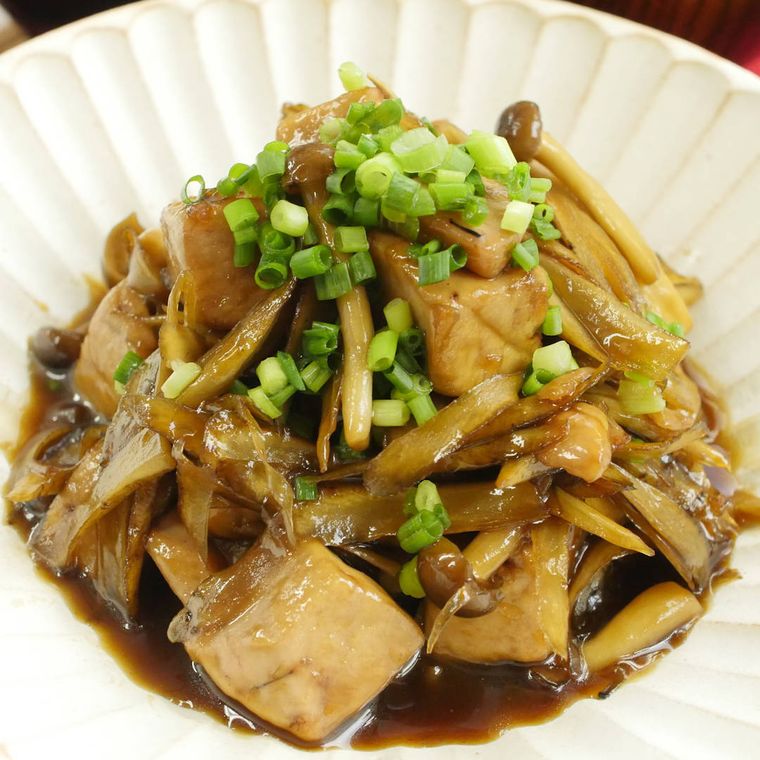 白い皿に盛られた、まぐろのきんぴらごぼう