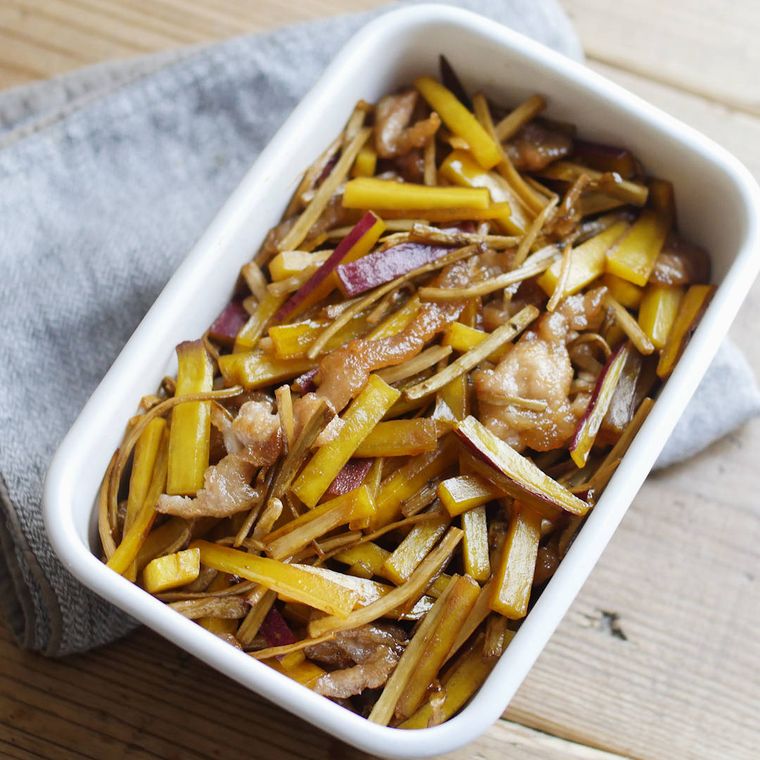白い容器に入った、酢豚風きんぴらごぼう