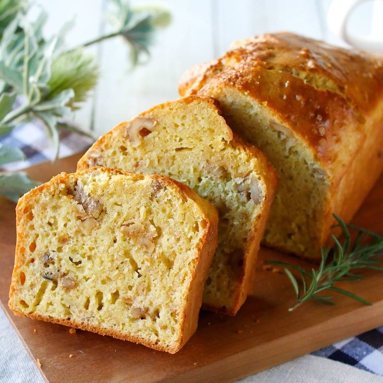 木製のカッティングボードにのせられた米粉のバナナパウンドケーキ