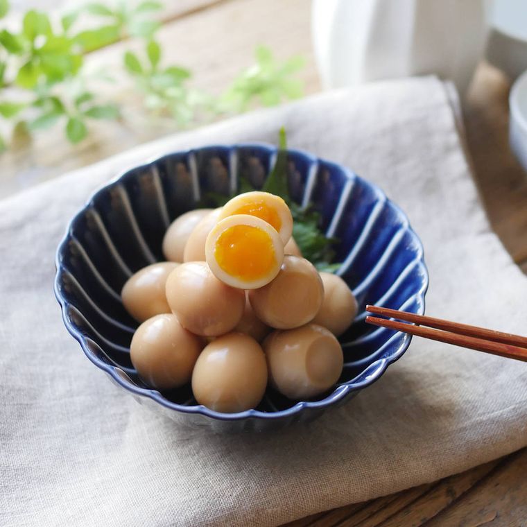 青い小鉢の皿に盛りつけられたうずらのさっぱり柚子胡椒味玉