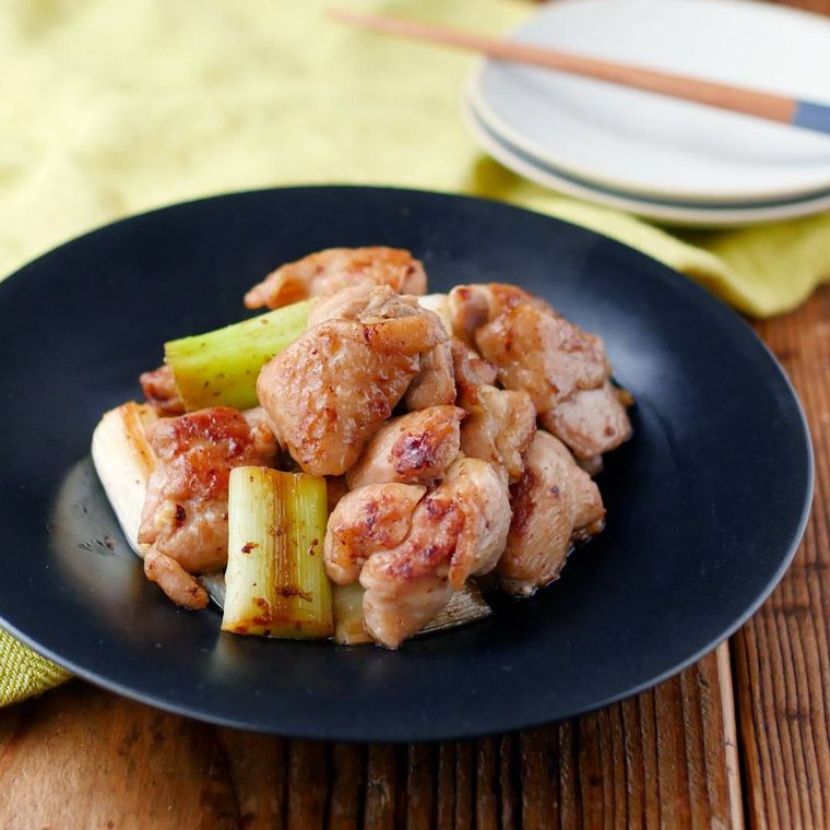 黒い皿に盛りつけられた鶏もも肉の柚子胡椒焼き