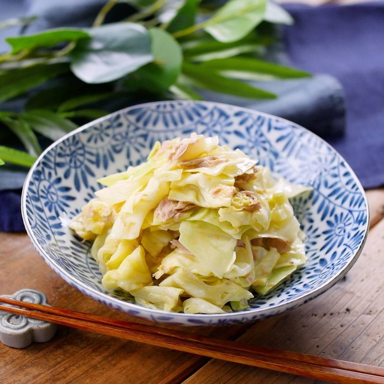 総柄模様の皿に盛りつけられたキャベツとツナ缶のマヨネーズ和え