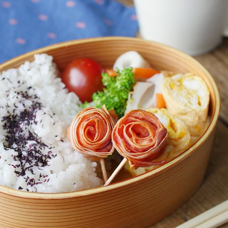 丸い木わっぱのお弁当箱に詰めたベーコンキャンディ春巻き