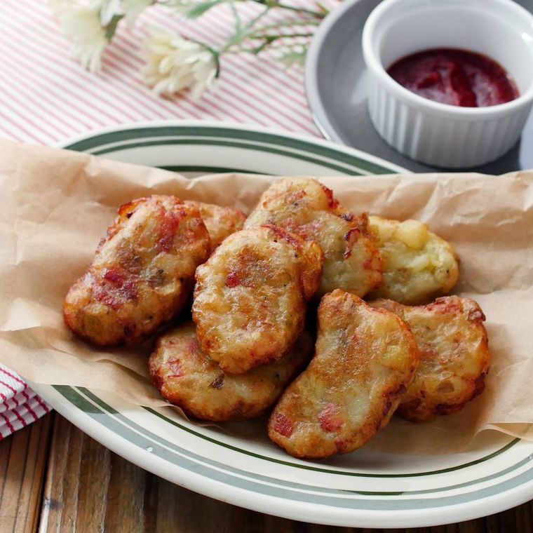 緑の線が入ったさらに盛り付けたベーコンポテトナゲット