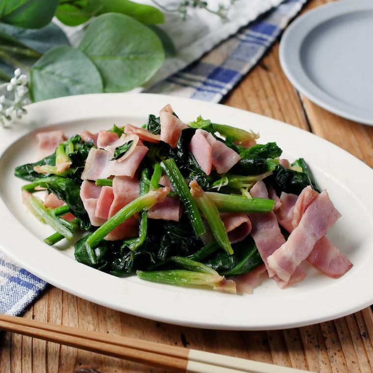 白い皿に盛り付けたほうれん草とベーコンのマヨ炒め