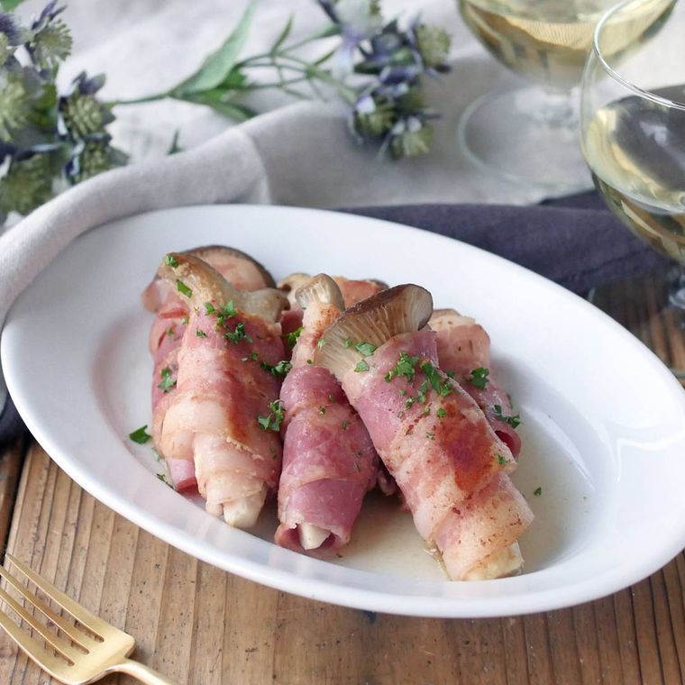 白い皿に盛り付けたエリンギのベーコン巻き