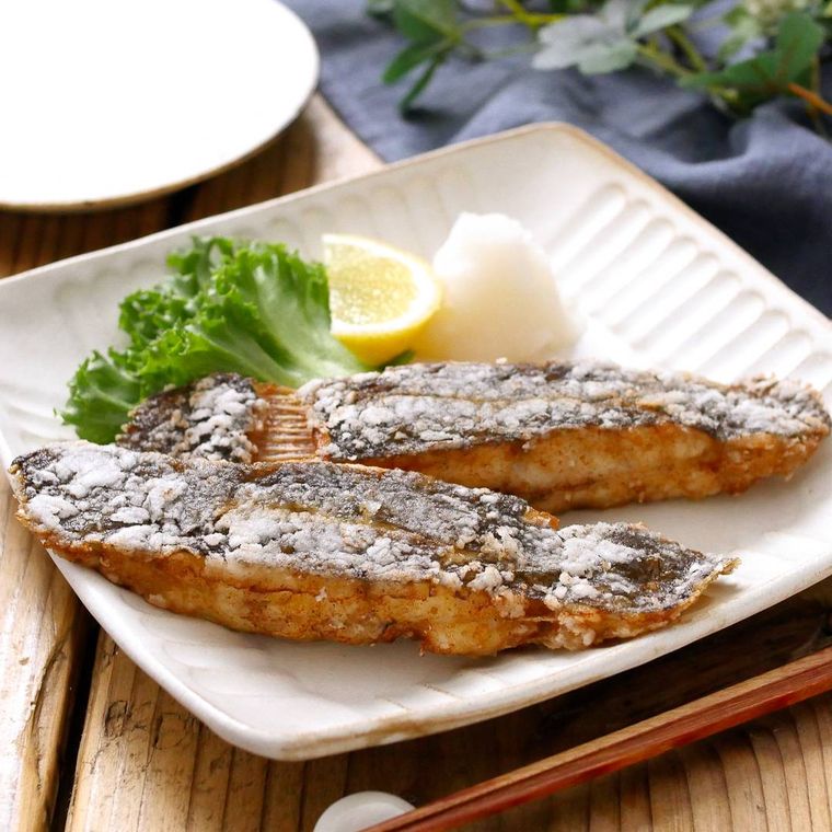 白の四角い皿に盛り付けたカレイの唐揚げ