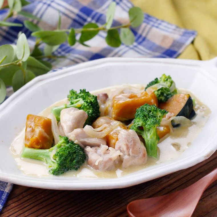 白い皿に盛り付けられたかぼちゃのクリームシチュー