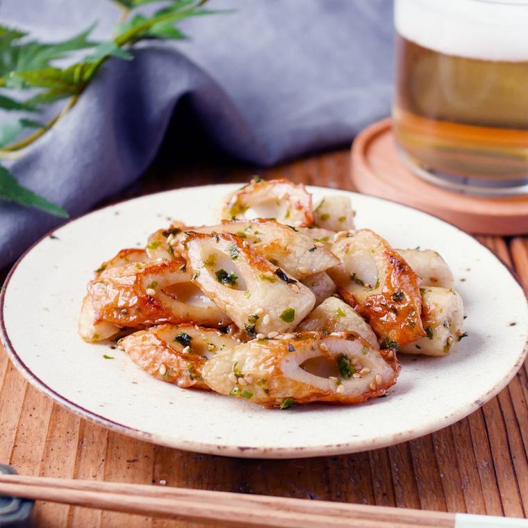 白い皿に盛りつけられているちくわのマヨネーズ磯辺炒め