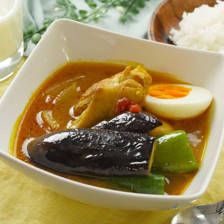 白い器に盛り付けた手羽元の本格スープカレー