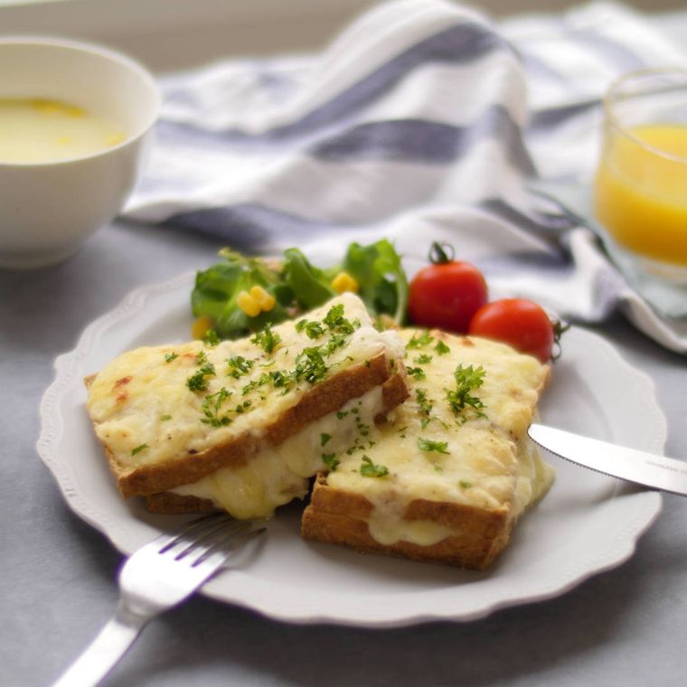 お皿にのったとろりチーズの厚揚げクロックムッシュ