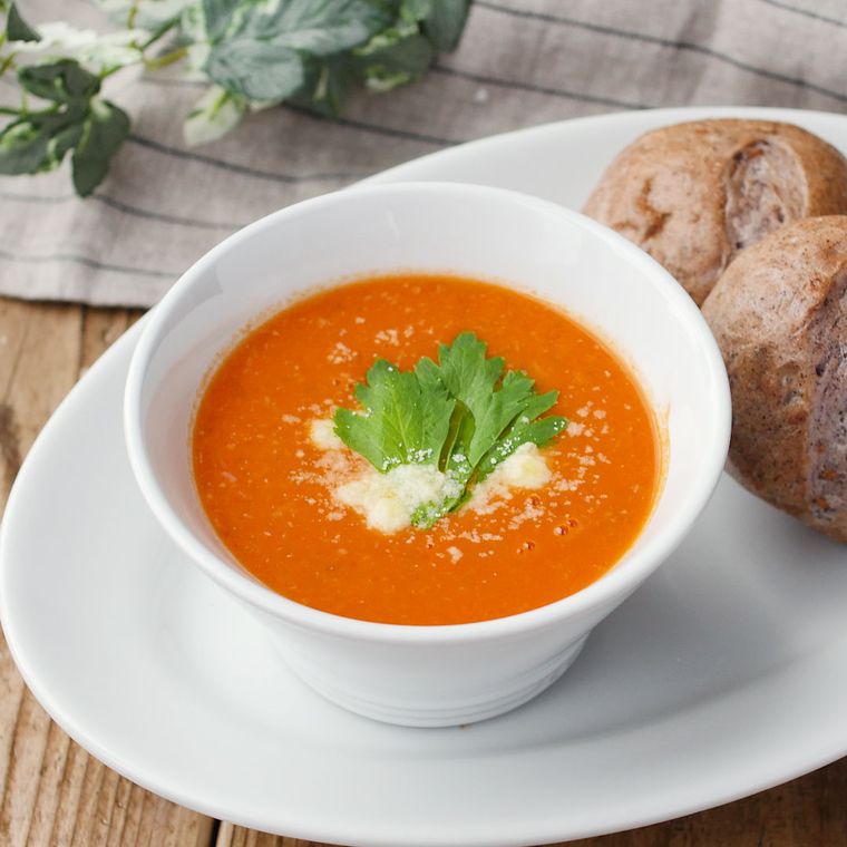 白い器に入れたセロリとミックスビーンズのトマトポタージュ