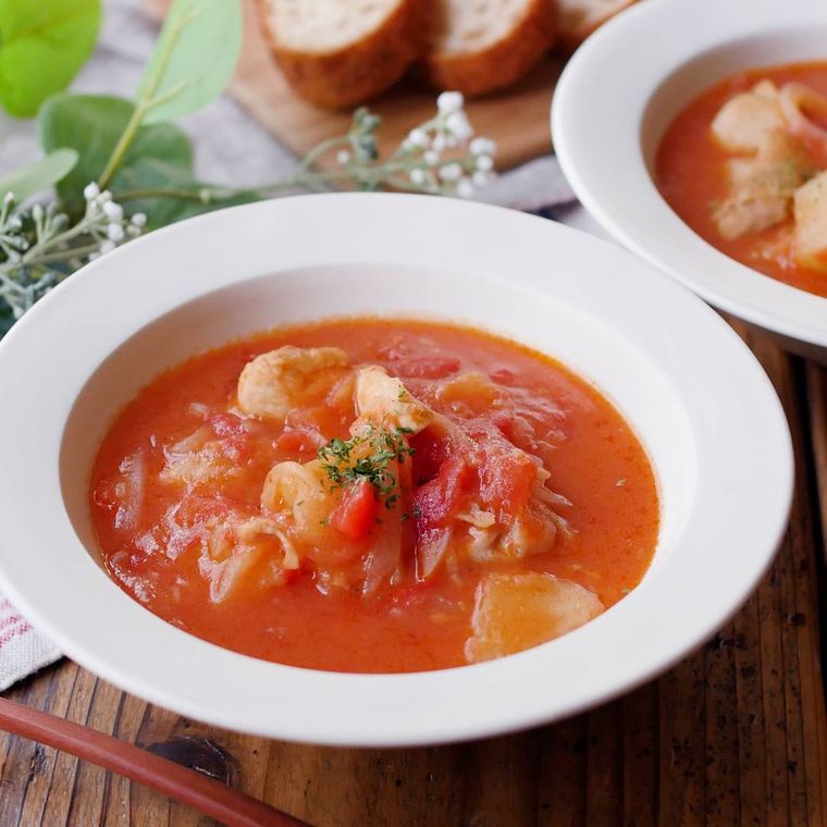 白い皿に盛った鶏もも肉のトマトシチュー