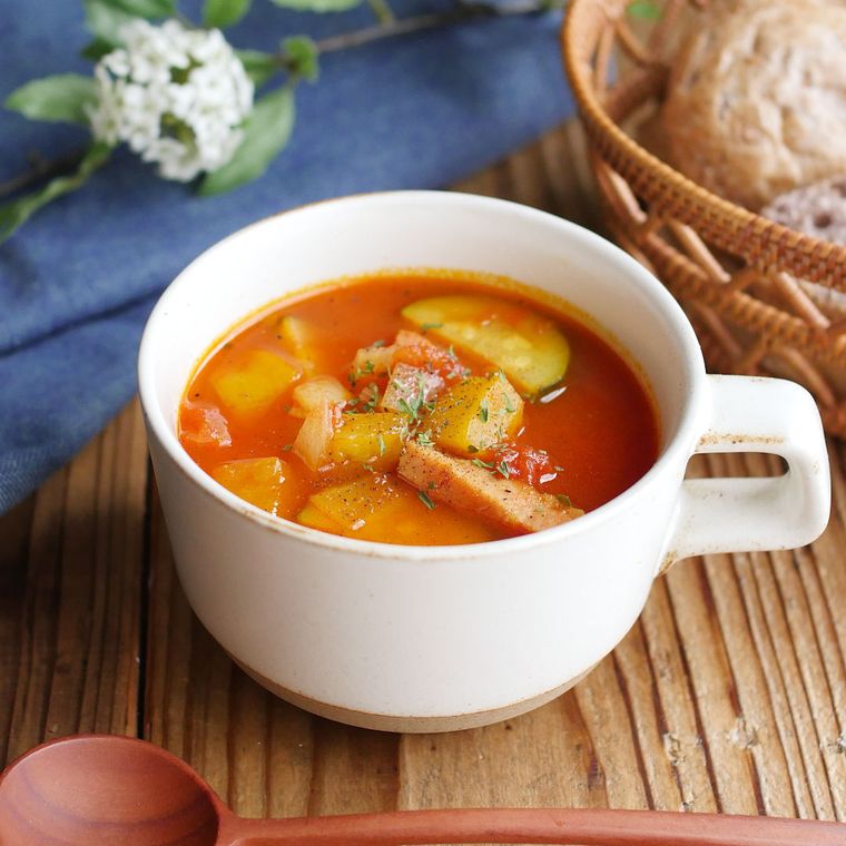 白いカップに入ったカレー風味の冷製ラタトゥイユスープ